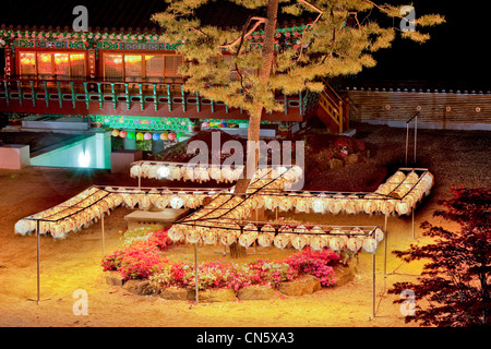 South Korea, North Chungcheong Province, Chungju, Seokjong Buddhist temple, Buddhist cross decorating the temple courtyard to Stock Photo