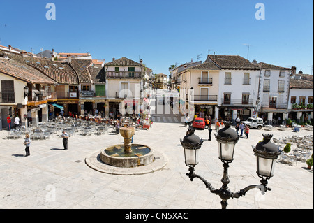 Spain, Extremadura, Guadalupe, Main Square, in front of the village fountain Puebla and hoop houses Stock Photo