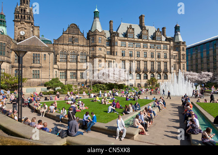sheffield town hall peace gardens and goodwin fountains crowds of people at lunchtime South yorkshire england uk gb eu europe Stock Photo
