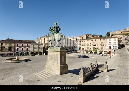 Spain, Extremadura, Trujillo, plaza Mayor, equestrian statue of Pizarro's in front of the Conquista palace Stock Photo