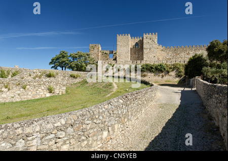 Spain, Extremadura, Trujillo, castle of Trujllo built in the 10th Century villa, walkway at the foot of the walls Stock Photo