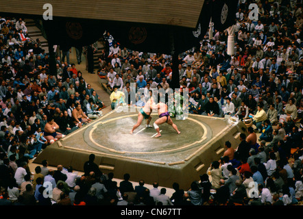 Sumo wrestlers in the ring watched by a big crowd in Tokyo, Japan Stock Photo