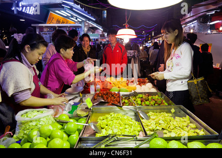 Buying and selling fruit in Linjiang Street (Tonghua) Night Market ...