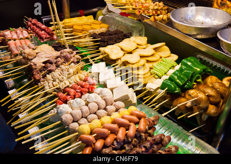 Meat and vegetables on skewers ready to be barbecued in Linjiang Street (Tonghua) Night Market Taipei Taiwan. JMH5752 Stock Photo