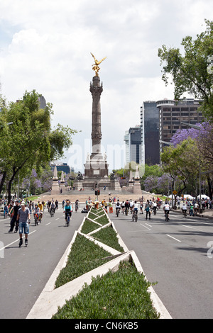 Bicyclists on Paseo de la Reforma Mexico City Stock Photo - Alamy