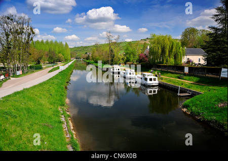 Three canal barge moored at Champs sur Yonne on the Yonne River, Canal du Nivernais France. Stock Photo