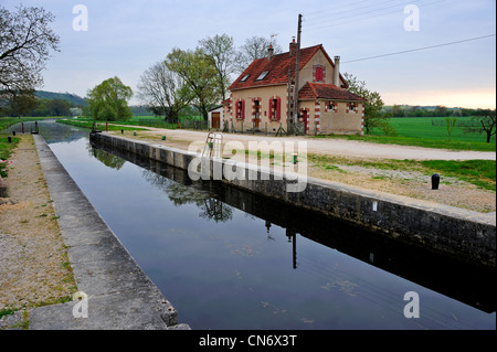 Accolay lock on the Vermenton branch of the Canal du Nivernais, Burgundy, France Stock Photo