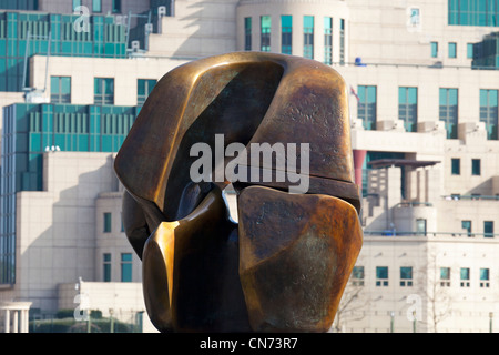 Henry Moore sculpture - locking pieces - with MI6 Headquarters in the background 2 Stock Photo