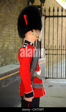 guard coldstream royal duties london rifle central soldier smart alamy elizabeths queen residence bayonet scarlet tunic windsor castle rm