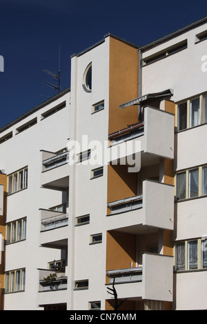 Housing designed by Bauhaus architect Hans Scharoun on the Siemensstadt estate in the western suburbs of Berlin Stock Photo