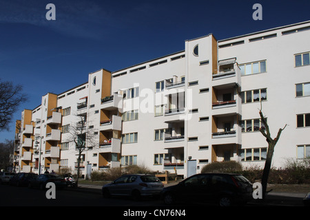 Housing designed by Bauhaus architect Hans Scharoun on the Siemensstadt estate in the western suburbs of Berlin Stock Photo