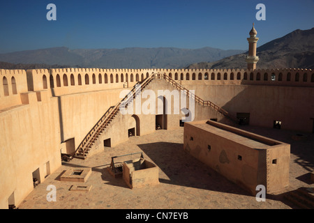 Kanonenplattform im Fort Nizwa. Nizwa ist das Zentrum des omanischen Kernlandes. Die Oasenstadt liegt am Südrand des Hadschar-Ge Stock Photo