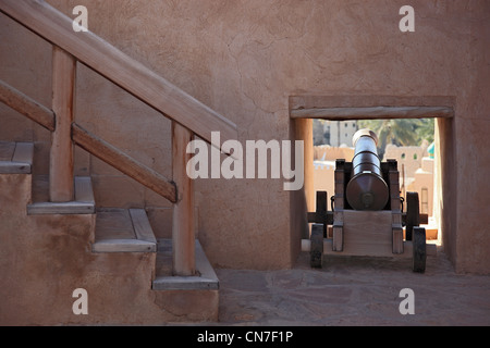 Kanonenplattform im Fort Nizwa. Nizwa ist das Zentrum des omanischen Kernlandes. Die Oasenstadt liegt am Südrand des Hadschar-Ge Stock Photo