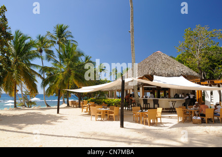Dominican Republic, La Romana province, Casa de Campo, bar on the beach of white sand and sun beds at Casa de Campo Stock Photo