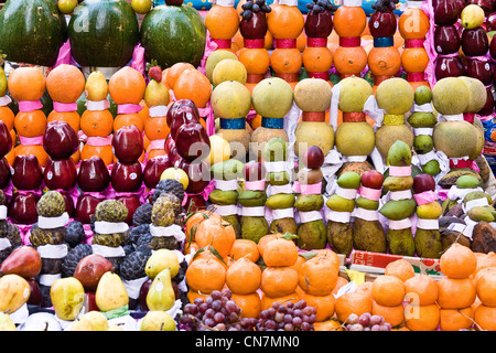 Egypt, Cairo, Khan El Khalili souk, fruits shop