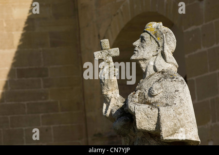 Spain, La Rioja, Santo Domingo de la Calzada, statue of pilgim placed under the protection of Santiago Stock Photo
