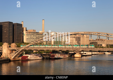 France, Paris, the Viaduc d'Austerlitz, line 5 of the Metro and business district of Gare de Lyon quai de Bercy Stock Photo