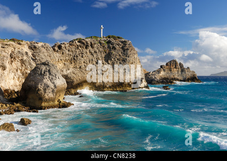 France, Guadeloupe (French West Indies), Grande Terre, la Pointe des Chateaux, cliff surmounted by a cross Stock Photo