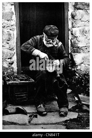 First published 1917 clog repair cobbler shoe coble Stock Photo