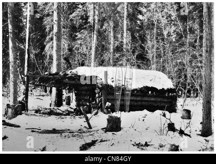 First published 1917 Trapper Camp Hunter Hunting Alaska 1917 Cabin snow winter Stock Photo