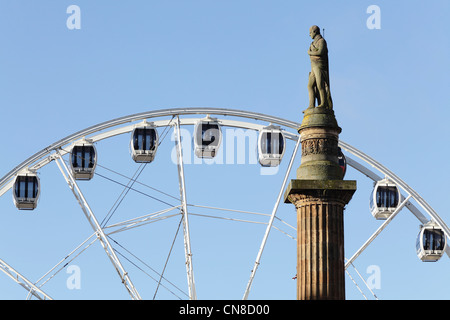 Temporary Christmas Observation Wheel beside the statue of Sir Walter Scott, George Square, Glasgow city centre, Scotland, UK Stock Photo