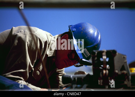 Roughneck action with drill pipe on the rig floor of an offshore ...
