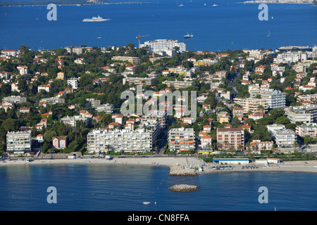 France, Alpes Maritimes, Antibes, Cap d'Antibes, Salis beach and Pointel (aerial view) Stock Photo