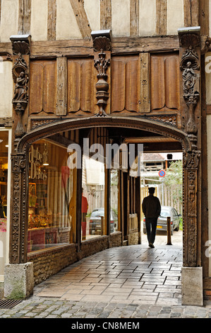France, Aube, Troyes Cour du Mortier d'Or, passage leading to the Ruelle des Chats, carved door of the 16th century in Stock Photo