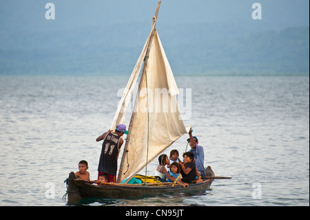 Panama, San Blas archipelago, Kuna Yala autonomous territory, Los Pelicanos island, ulu, Kuna boat of a fisherman and his family Stock Photo
