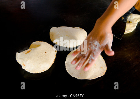 Mexico, Chiapas state, manufacturing typical corn tortillas by Maya Indian along the road Stock Photo