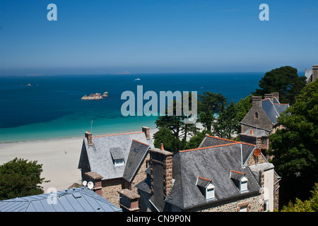 France, Cotes d'Armor, Perros Guirec, Villas and Beach Trestaou Stock Photo