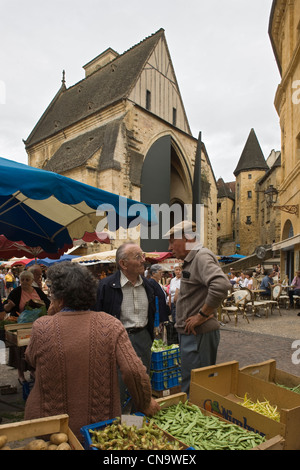 France, Dordogne, Black Perigord, Sarlat la Caneda, market day Place of Liberty in the background the church of St. Mary Stock Photo