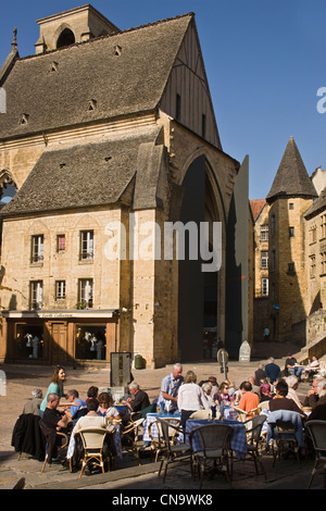 France, Dordogne, Black Perigord, Sarlat la Caneda, restaurant terrace Place of Liberty in the background the church of St. Stock Photo