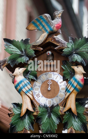 Germany, Hesse, Rudesheim am Rhein, clock wooden cuckoo in Drosselgasse Stock Photo