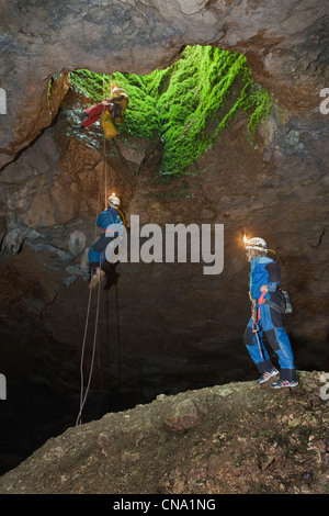 France, Lot, Senaillac, Introduction to Caving with Fabien Pinier Senaillac of the abyss, down into the abyss, the cone of Stock Photo