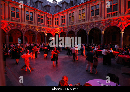 France, Nord, Lille, tango dancers i the courtyard of the old stock exchange at night Stock Photo