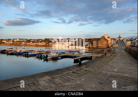 United Kingdom, Scotland, Inner Hebrides, Islay Island, Bowmore, the harbour and the main street leading to the Round Church Stock Photo