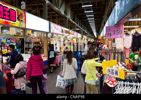 Shoppers and stalls in Shilin Night Market Taipei Taiwan. JMH5980 Stock Photo