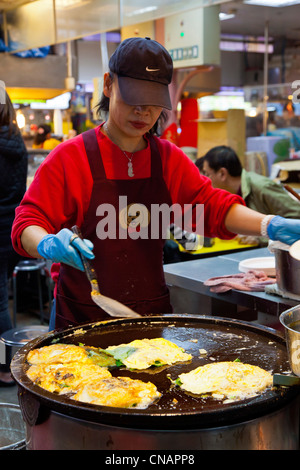 Food stall in Shilin Night Market Taipei Taiwan. JMH5990 Stock Photo