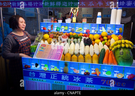 Fruit and vegetable stall Shilin Night Market Taipei Taiwan. JMH5992 Stock Photo