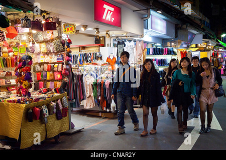 Shoppers and stalls in Shilin Night Market Taipei Taiwan. JMH5997 Stock Photo