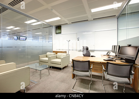 office trading floor supervisor glass wall meeting Stock Photo