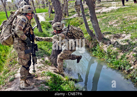 U.S. Army Soldier leaps over the wall at an obstacle course Stock Photo ...