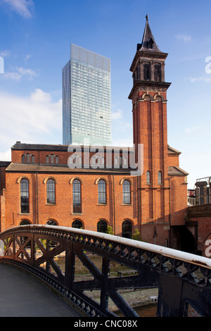 England, Manchester, Castlefield, bridge, victorian warehouses and modern skyscraper (Beetham tower) Stock Photo