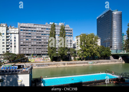 Austria, Vienna, Danube Canal, Badeschiff, a local swimming-pool opened in 2006, with the UNIQA Tower on the right Stock Photo