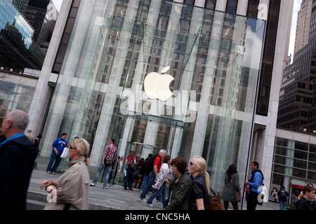 Apple store on Fifth Avenue in Manhattan, New York City Stock Photo