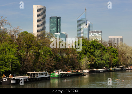 France, Hauts de Seine, Suresnes, the banks of the river Seine and the towers of la Defense Stock Photo