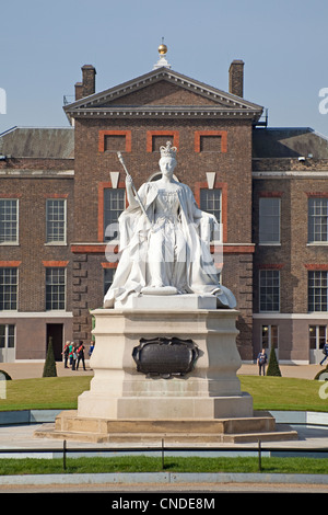 London, Kensington Gardens The statue of Queen Victoria at Kensington Palace March 2012 Stock Photo