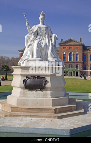 London, Kensington Gardens The statue of Queen Victoria at Kensington Palace March 2012 Stock Photo