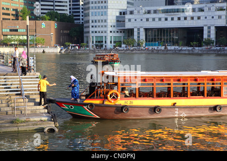 Tourist sightseeing boat offloads passengers at Raffles Landing Site in Boat Quay. Singapore, Southeast Asia, Asia Stock Photo